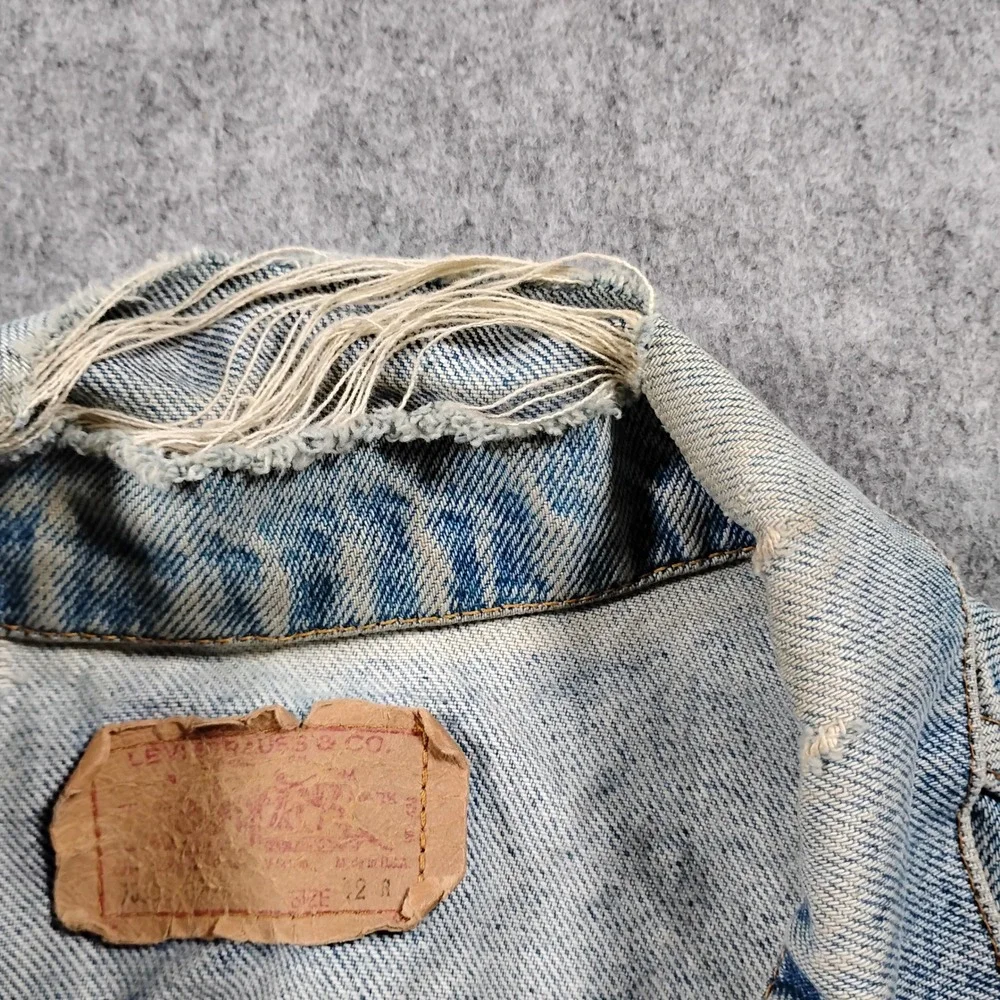 Vintage Levis 70506 0216 Mens Light Wash Denim Trucker Jacket Made in USA 42R